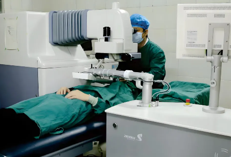 暑期迎來(lái)“摘鏡熱” 專(zhuān)家提醒不可盲目跟風(fēng)