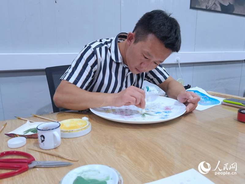 【何以中國(guó) 行走河南】洛陽(yáng)“牡丹”瓷上“綻放”