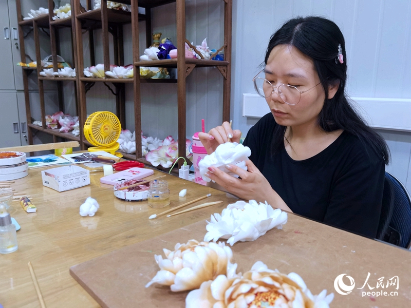 【何以中國(guó) 行走河南】洛陽(yáng)“牡丹”瓷上“綻放”