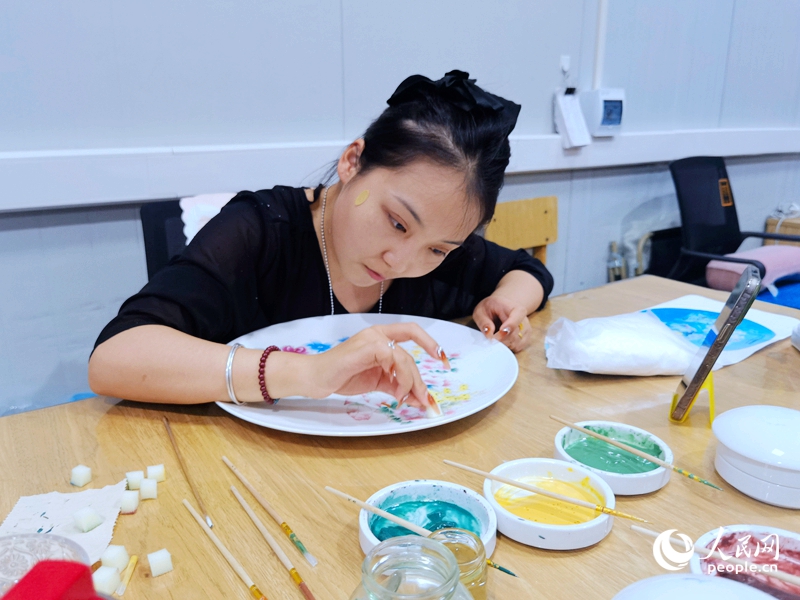 【何以中國(guó) 行走河南】洛陽(yáng)“牡丹”瓷上“綻放”