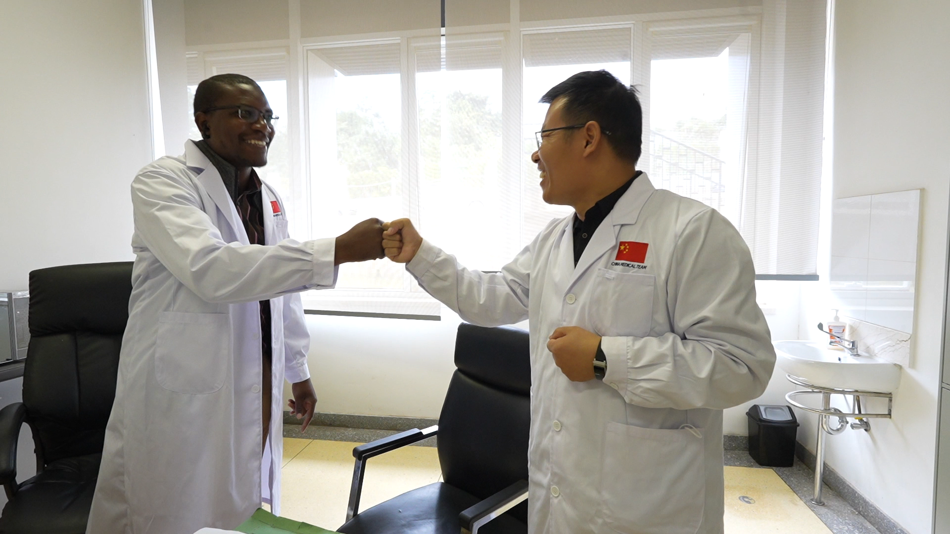 既能拿手術刀，又能拿螺絲刀 這群醫(yī)生在非洲被夸出了花