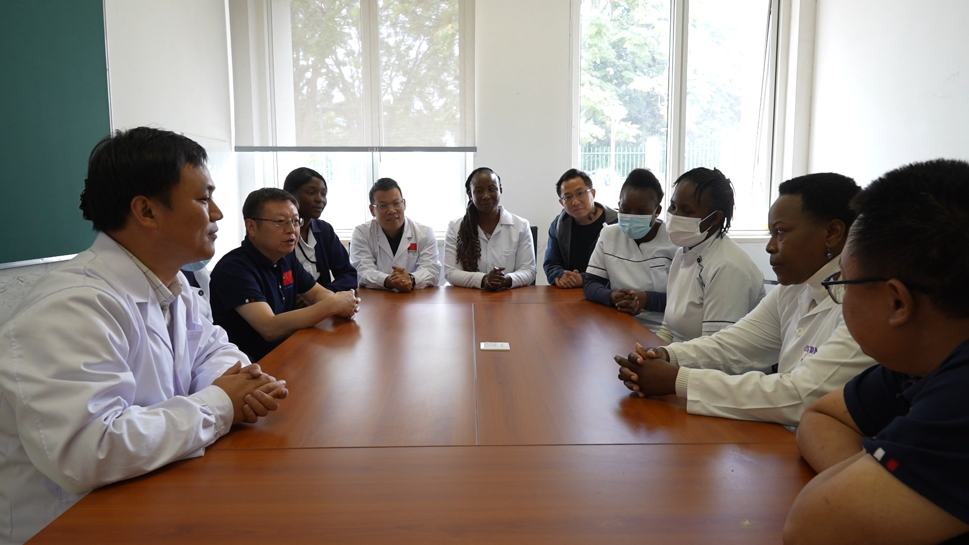 既能拿手術刀，又能拿螺絲刀 這群醫(yī)生在非洲被夸出了花