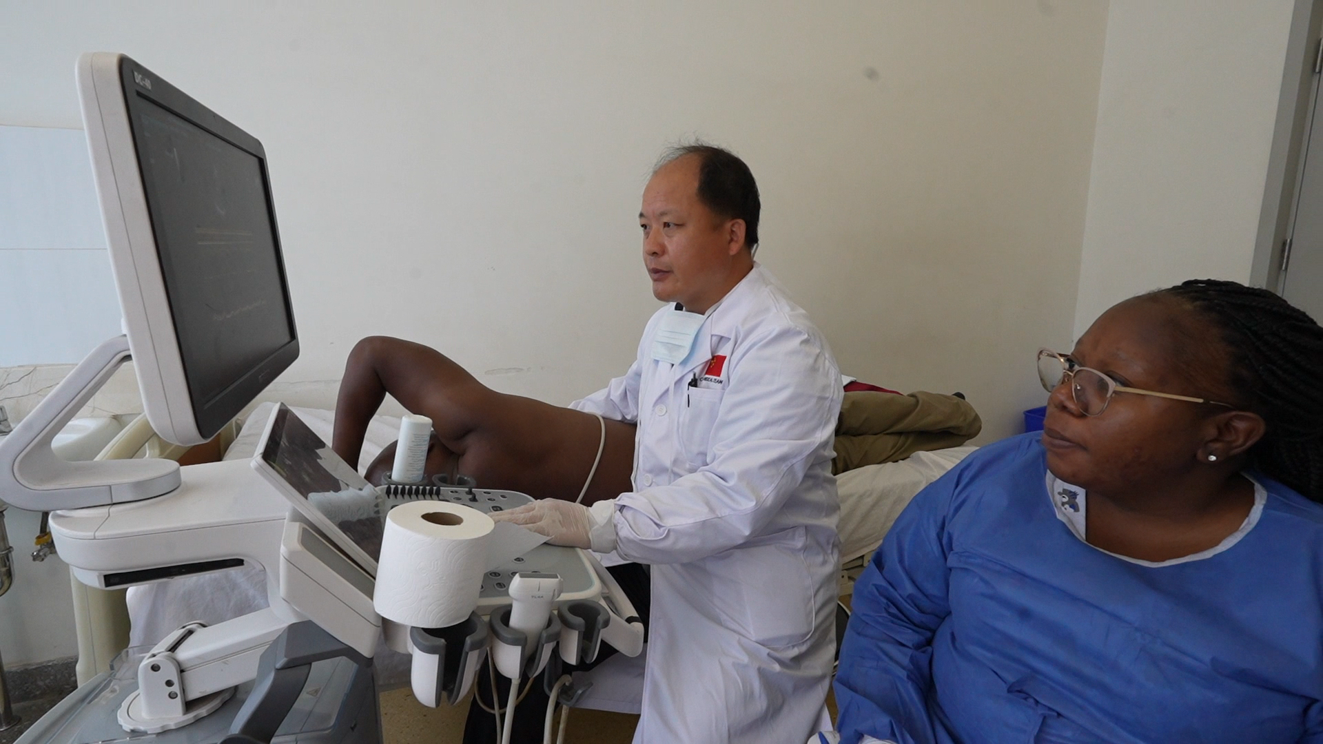 既能拿手術刀，又能拿螺絲刀 這群醫(yī)生在非洲被夸出了花