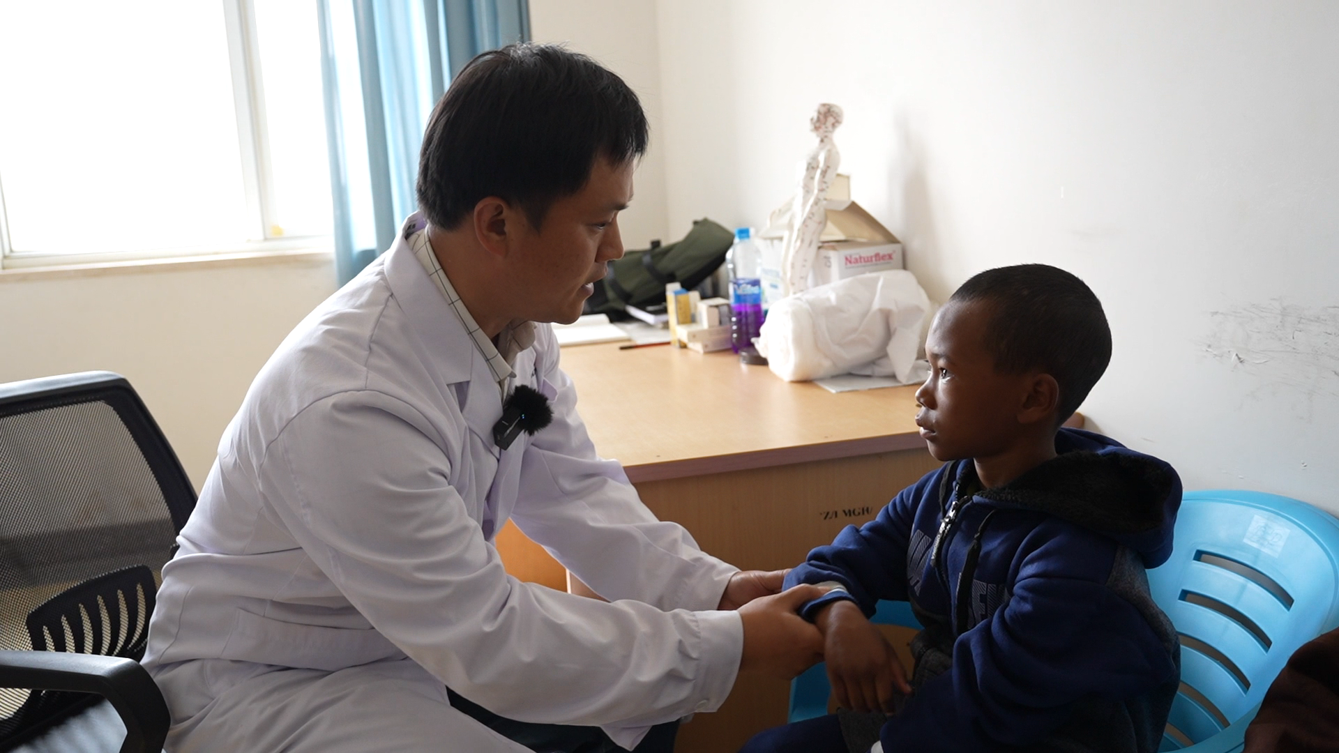 既能拿手術刀，又能拿螺絲刀 這群醫(yī)生在非洲被夸出了花