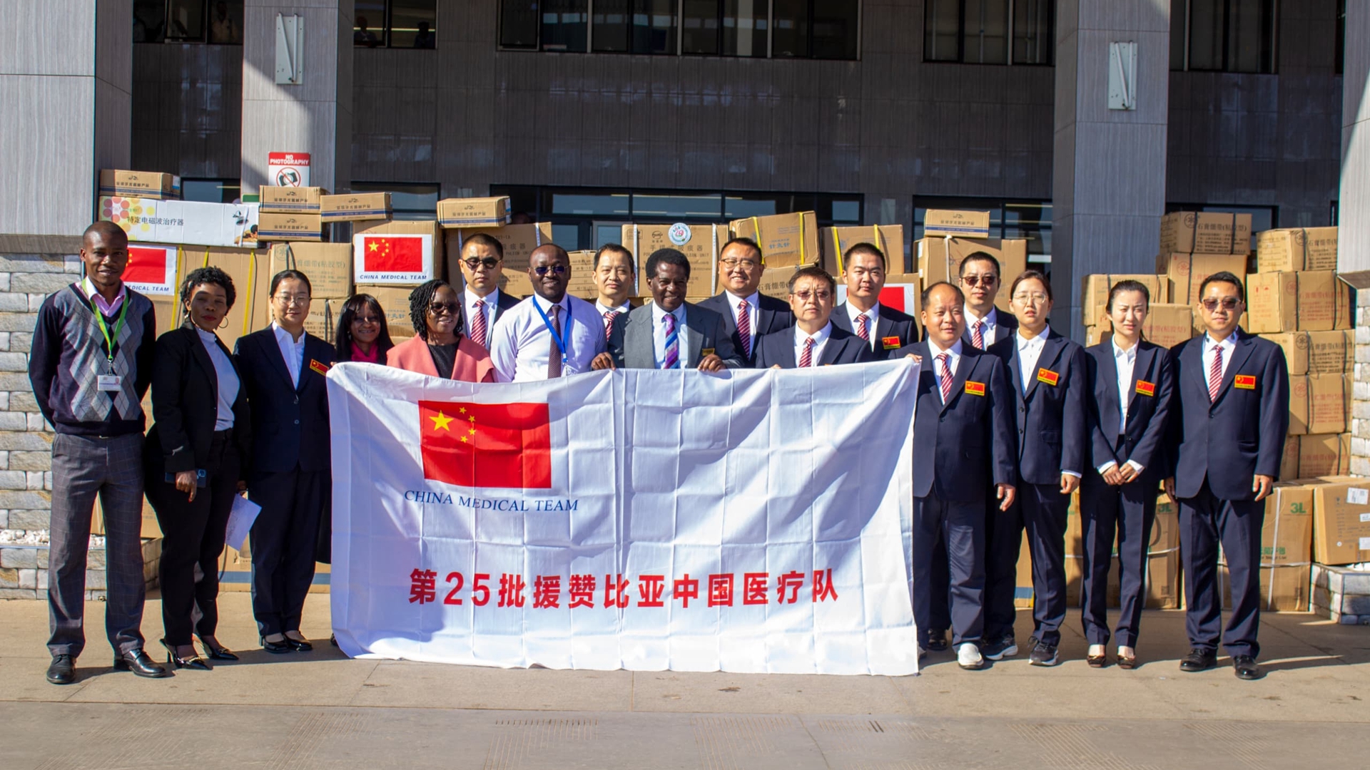 既能拿手術刀，又能拿螺絲刀 這群醫(yī)生在非洲被夸出了花