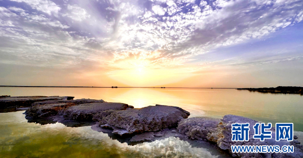 新疆若羌縣：嘆為觀止！羅布泊腹地“水上雅丹”夢(mèng)幻綺麗