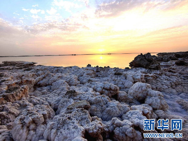 新疆若羌縣：嘆為觀止！羅布泊腹地“水上雅丹”夢(mèng)幻綺麗