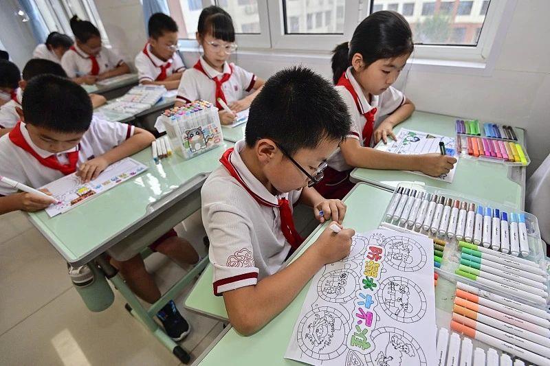 “代做手抄報(bào)”成熱門生意，暑假作業(yè)為何變成家長才藝秀？