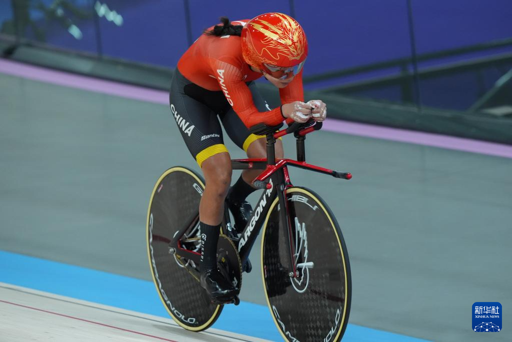 場(chǎng)地自行車(chē)&mdash;&mdash;王小梅獲得女子C1-3級(jí)3000米個(gè)人追逐賽冠軍