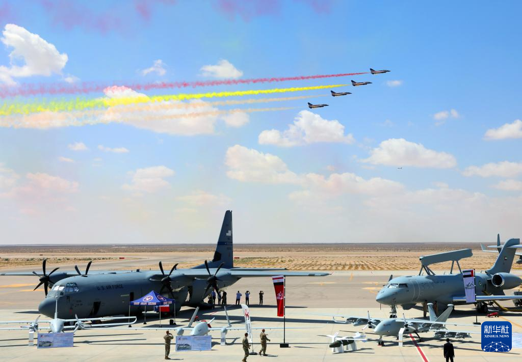 中國空軍八一飛行表演隊在首屆埃及航展進(jìn)行飛行表演