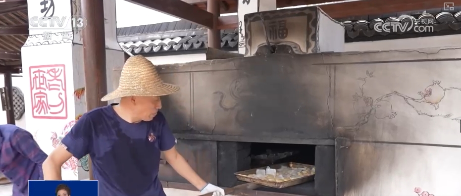 各式月餅忙&ldquo;登場&rdquo; 傳統(tǒng)手工月餅承載鄉(xiāng)愁記憶受青睞