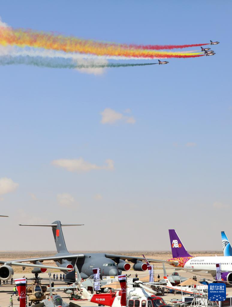 中國空軍八一飛行表演隊在首屆埃及航展進(jìn)行飛行表演