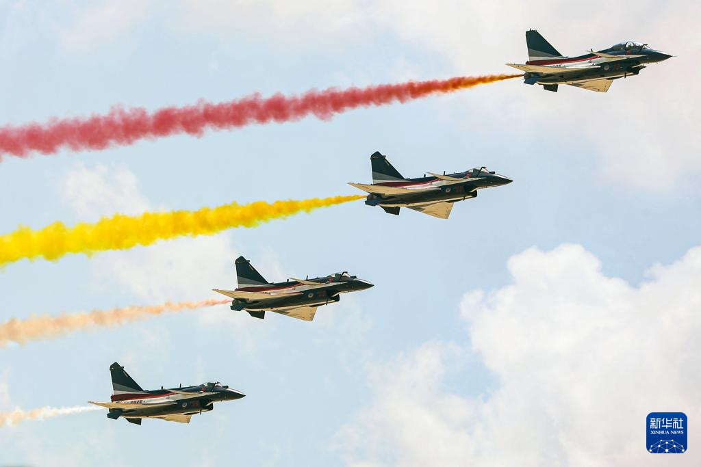 中國空軍八一飛行表演隊在首屆埃及航展進(jìn)行飛行表演