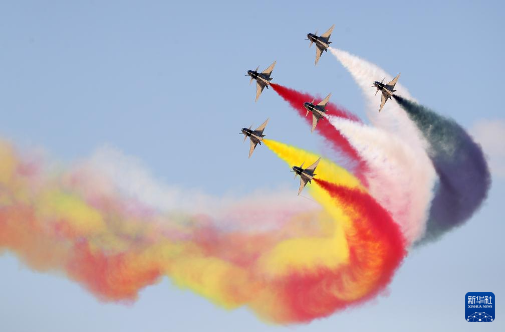 中國空軍八一飛行表演隊在首屆埃及航展進(jìn)行飛行表演