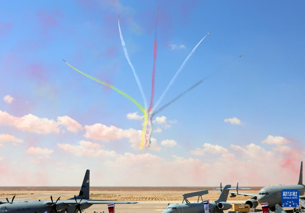 中國空軍八一飛行表演隊在首屆埃及航展進(jìn)行飛行表演