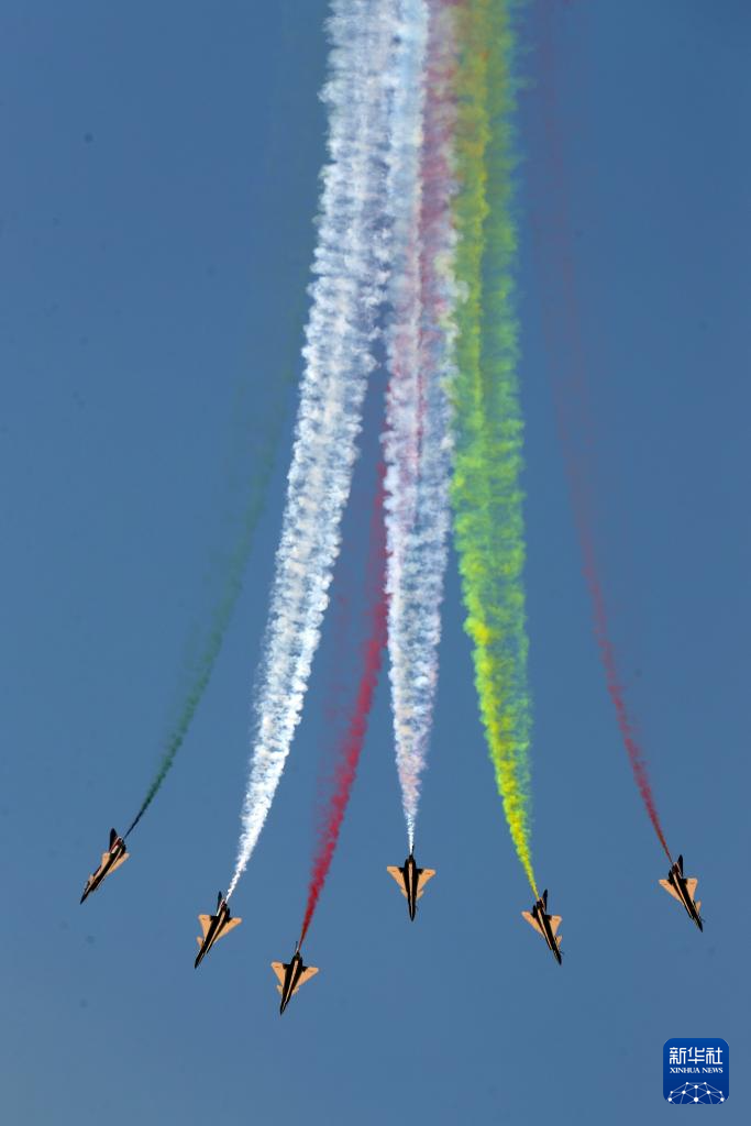 中國空軍八一飛行表演隊在首屆埃及航展進(jìn)行飛行表演