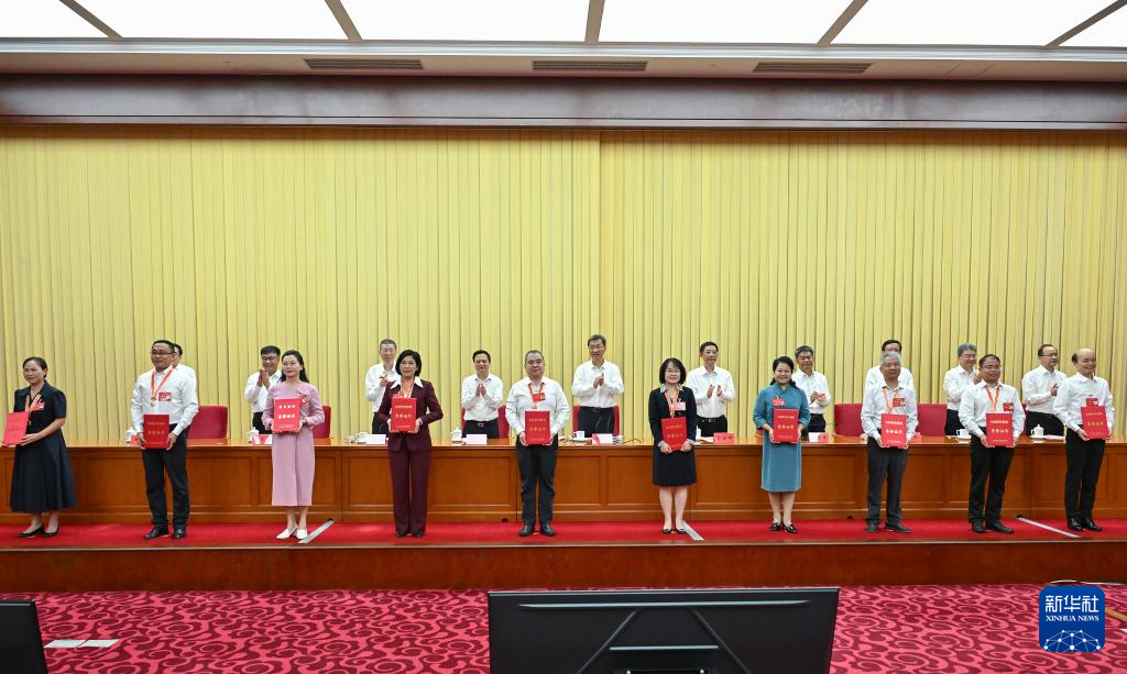 慶祝第40個(gè)教師節(jié)暨全國(guó)教育系統(tǒng)先進(jìn)集體和先進(jìn)個(gè)人表彰活動(dòng)在京舉行