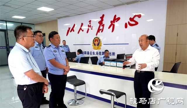 泌陽縣委副書記、縣長朱東升中秋節(jié)前督導(dǎo)檢查安全生產(chǎn)和節(jié)日商品保供等工作