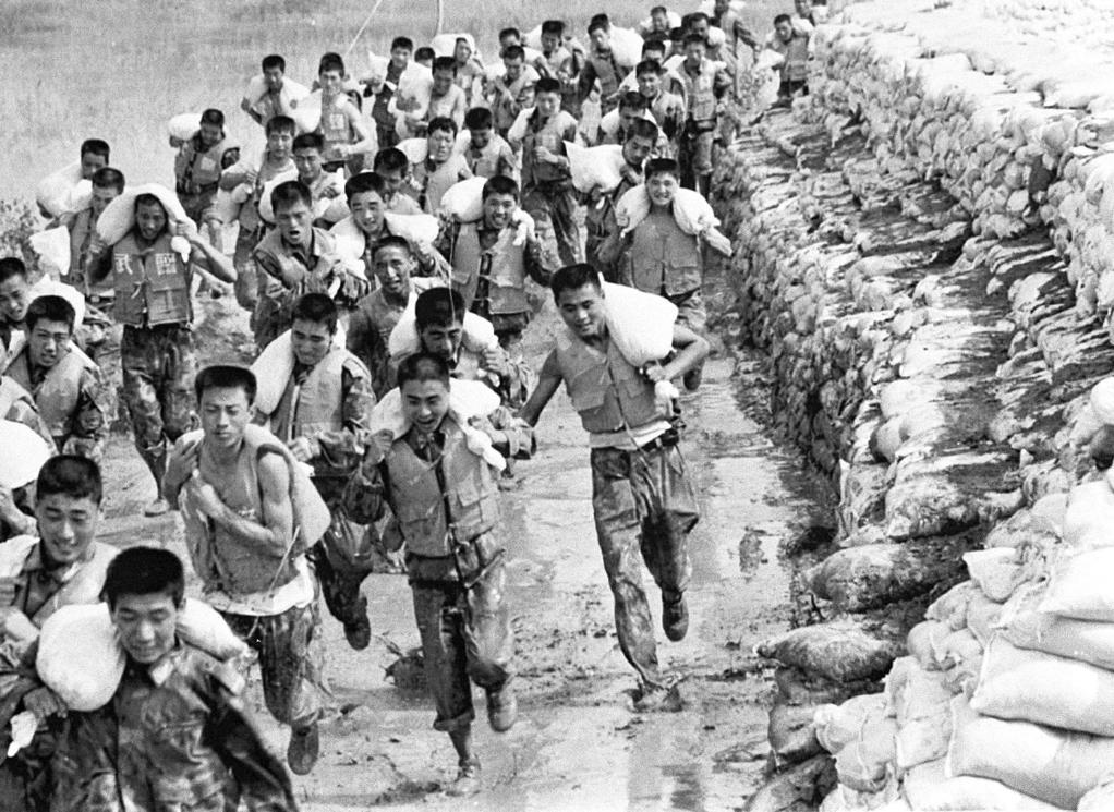 國社之鏡·世紀光影丨定格瞬間，致敬守護國泰民安的他們