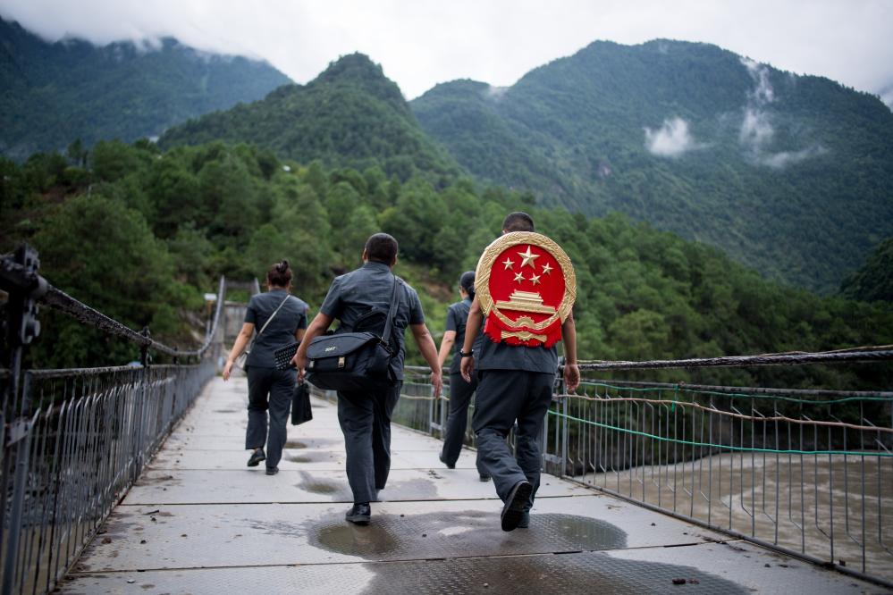 國社之鏡·世紀光影丨定格瞬間，致敬守護國泰民安的他們