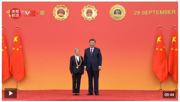 獨家視頻丨習近平向路生梅頒授&ldquo;人民醫(yī)護工作者&rdquo;國家榮譽稱號獎章