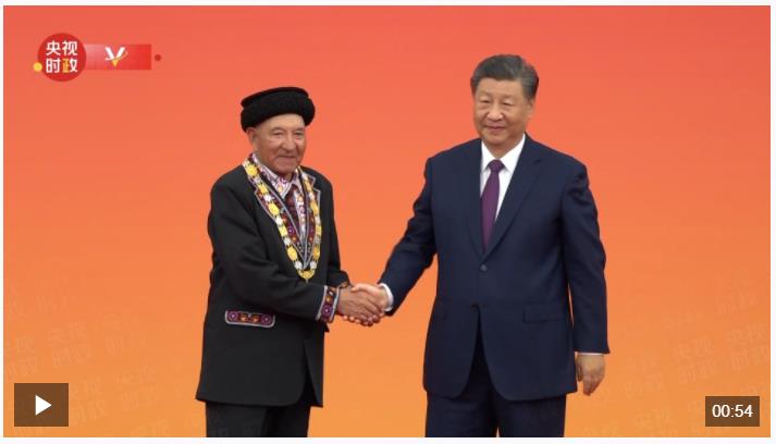 獨家視頻丨習近平向巴依卡&middot;凱力迪別克頒授&ldquo;人民衛(wèi)士&rdquo;國家榮譽稱號獎章