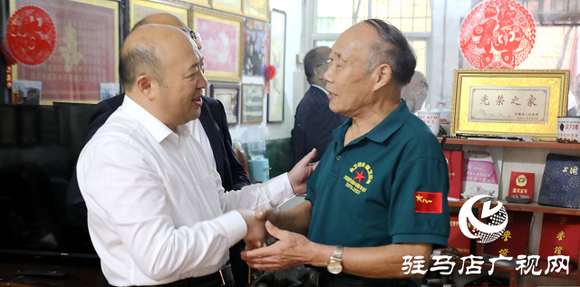 泌陽縣委副書記、縣長(zhǎng)朱東升走訪慰問老戰(zhàn)士