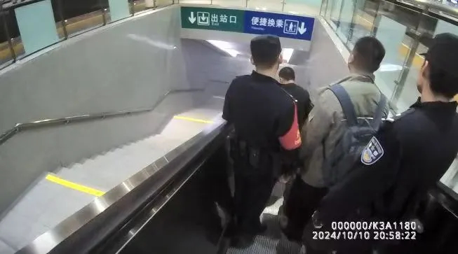 從243公里降至105公里！旅客這個行為致列車降速運(yùn)行3分鐘，警方：拘留！