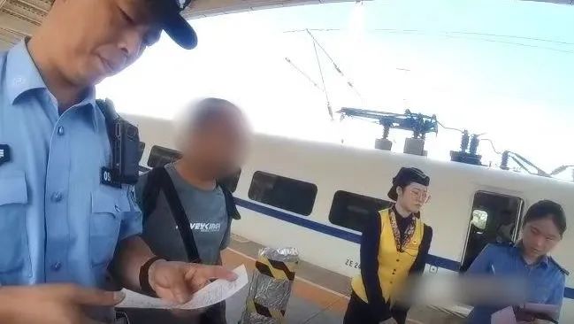 從243公里降至105公里！旅客這個行為致列車降速運(yùn)行3分鐘，警方：拘留！
