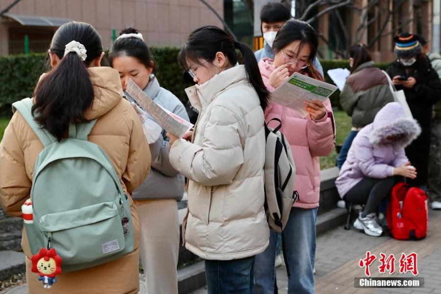 超250萬(wàn)人參加國(guó)考，年輕人考公看重什么？