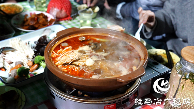 駐馬店：氣溫驟降 地攤火鍋&ldquo;火出圈&rdquo;