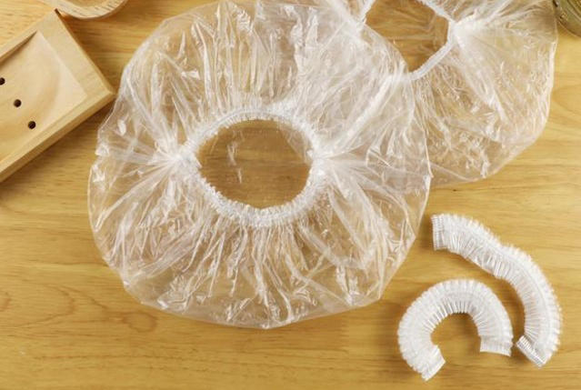 “一次性浴帽”來(lái)罩菜 這種保鮮膜靠譜嗎?