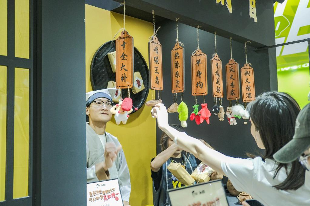 中國經(jīng)濟樣本觀察·“鎮(zhèn)”了不起｜買玩具？到這里！“玩”出來的百億元“情緒產(chǎn)業(yè)”