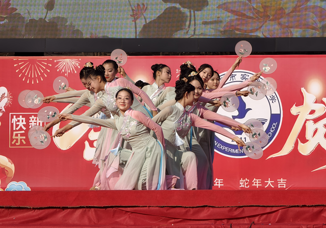 駐馬店市實驗中學(xué)舉辦“向陽而生 逐夢前行”文藝匯演