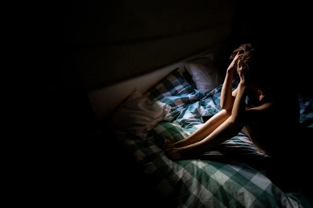 經常醒得早，要小心這幾種?。? /></p>
<p>排查完了疾病類因素，最后咱們再來簡單說說非疾病類的因素。</p>
<p>除了噪音、溫度等環(huán)境和飲食因素影響外，還有一個原因是，你可能單純就是老了。</p>
<p>隨著年齡增長，晝夜節(jié)律提前，人本身就是會更容易睡不著，年齡越大越容易失眠。</p>
<p>需要警惕的是，睡眠障礙不是衰老的正常表現。</p>
<p>無論男女老少，只要睡眠問題影響到你白天的正常生活，且長期存在，就要積極就醫(yī)排查原因，生活中也要努力改善睡眠環(huán)境，培養(yǎng)良好的睡眠習慣。</p>
<p>但如果晚睡早醒沒對你的生活造成任何影響，那就不用太擔心，7～9 小時的推薦睡眠時間不一定適合所有人，接受自己的與眾不同也挺好！</p>
<p>最后，大家別忘了把這篇文章轉發(fā)給你關愛的家人朋友們，愿所有人每晚都能倒頭睡到鬧鐘響～</p>
      <!--ecms.*-->
      <p class=