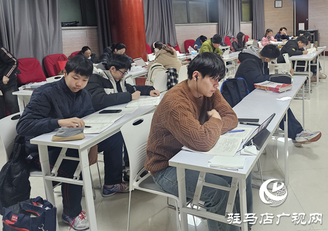 以書(shū)香聚人氣 駐馬店市圖書(shū)館迎來(lái)讀書(shū)熱