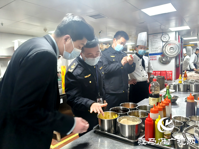 駐馬店市市場(chǎng)監(jiān)管局開發(fā)區(qū)分局突擊檢查承辦“年夜飯”餐飲單位