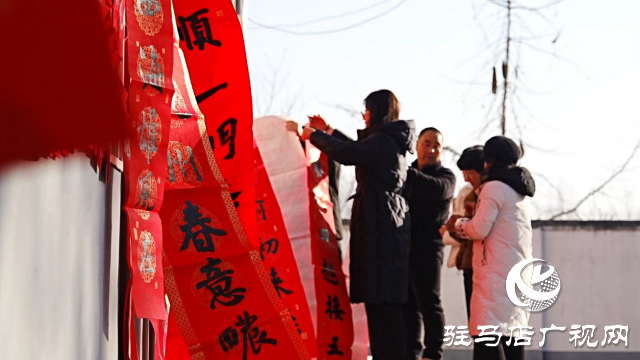 山東大學(xué)攜手確山縣文聯(lián)開展蛇年送春聯(lián)送福字進社區(qū)活動