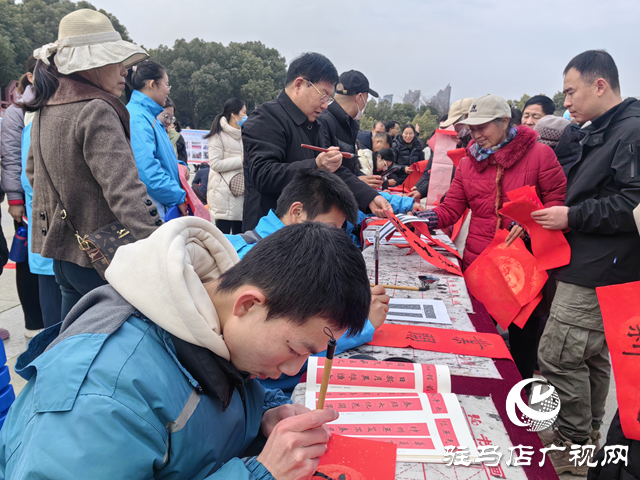 駐馬店市第四中學(xué)開(kāi)展寫(xiě)春聯(lián)剪窗花送祝?；顒?dòng)