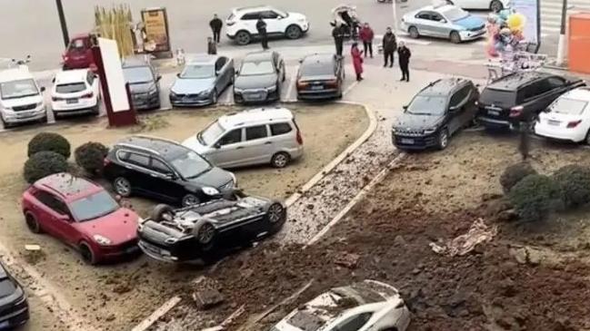 “小孩放鞭炮引爆沼氣致8車受損”：事故情況將繼續(xù)通報，核查車主直播引流