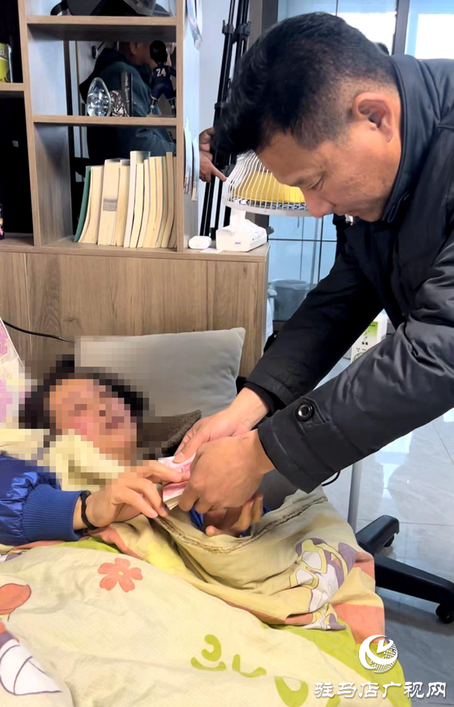 暖心！的姐意外受傷陷困境 駐馬店出租車愛心團隊捐款渡難關(guān)