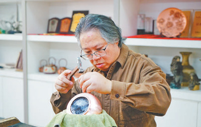 江西貴溪鏨銅雕刻技藝傳承人黃俊軍持續(xù)創(chuàng)新工藝 以鏨作筆 鐫銅入畫