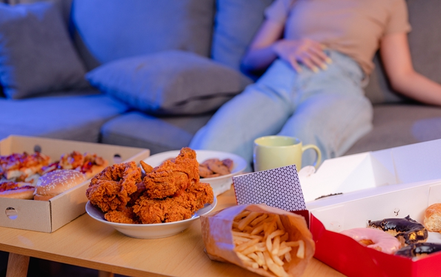 餓肚子入睡和吃點夜宵哪個更健康