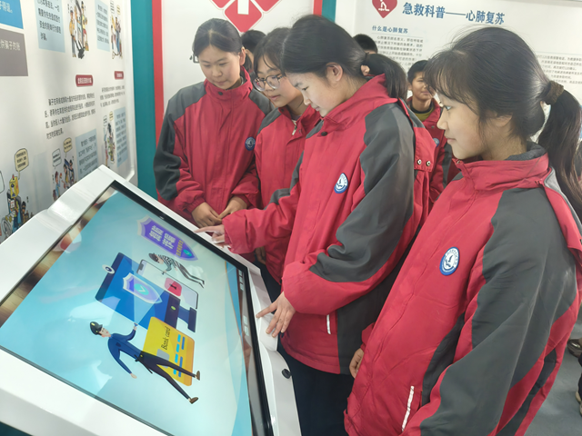 科學(xué)人文雙“沉浸” 參觀實踐育新人