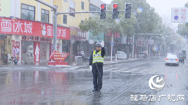 正陽縣公安局交警大隊(duì)：迎戰(zhàn)風(fēng)雪 保障暢通