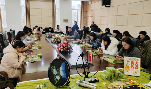 駐馬店經(jīng)濟開發(fā)區(qū)婦聯(lián)開展“巧手匠心 傳承非遺”螺鈿飾品制作活動