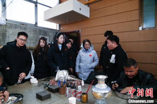 “跟著賽事去旅行”：冰壺運動員開啟非遺探秘之旅 感受西寧千年文脈