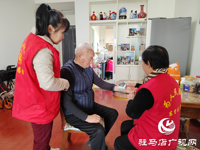 驛城區(qū)橡林社區(qū)志愿服務(wù)隊(duì)：“暖巢行動” 讓老人“暖身”還“暖心”