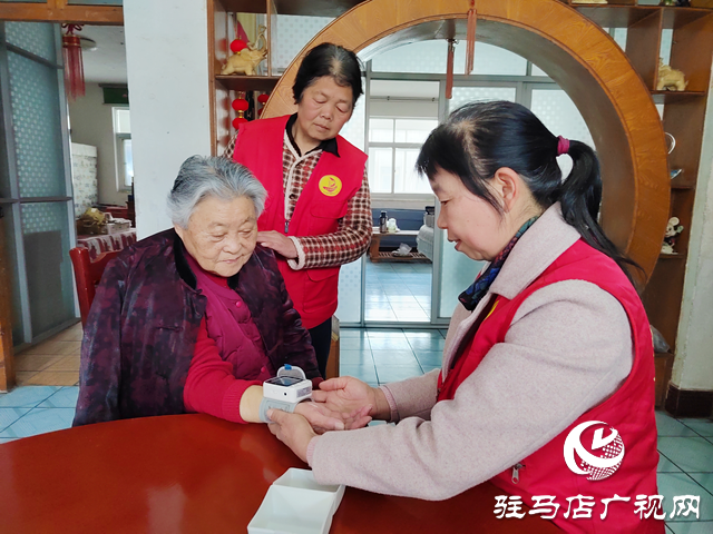 傳承雷鋒精神 守護(hù)老人“微幸?！? width=