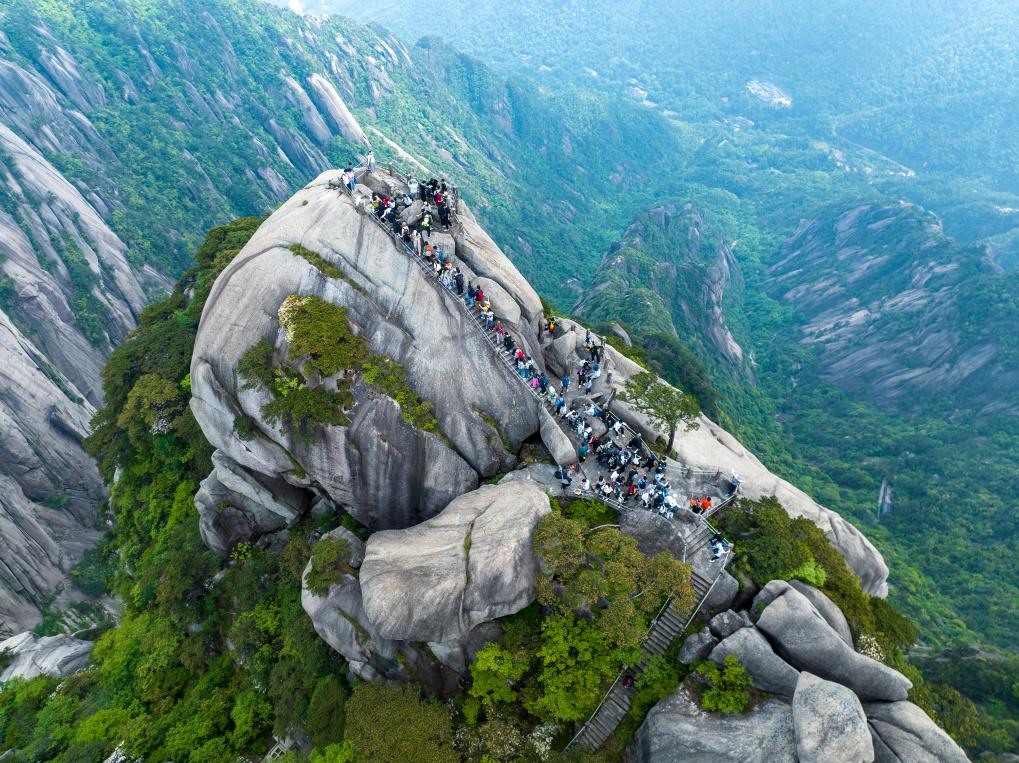 “世界雙遺產(chǎn)”黃山為主要景點(diǎn)輪流“放假”